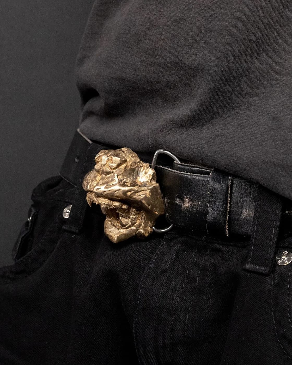 The beer buckle worn at the hip, cast and gilded